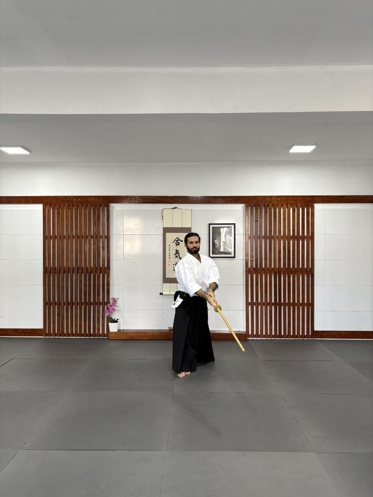 Sensei Felipe Alberto em postura de combate com o bokken (espada de madeira)