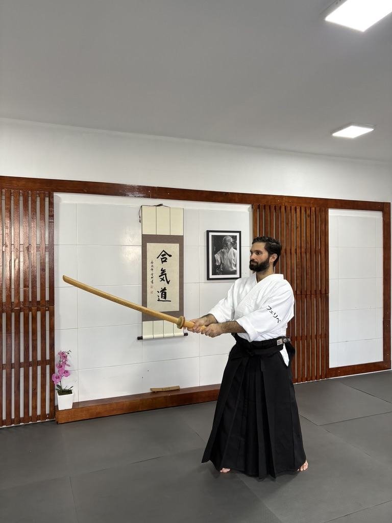Sensei Felipe Alberto em guarda com o bokken, diante do kamiza do dojo