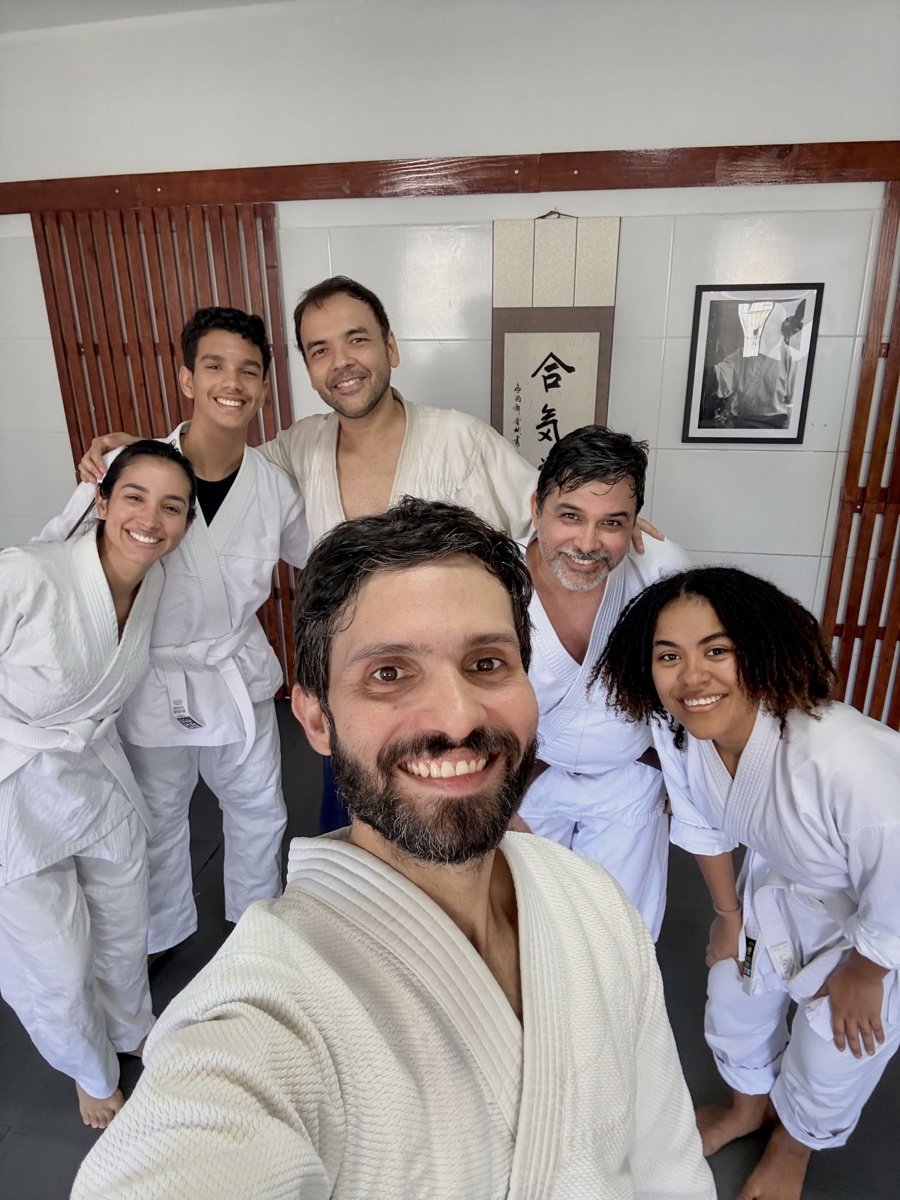 Alunos e instrutores do Mokusai Dojo reunidos após o treino
