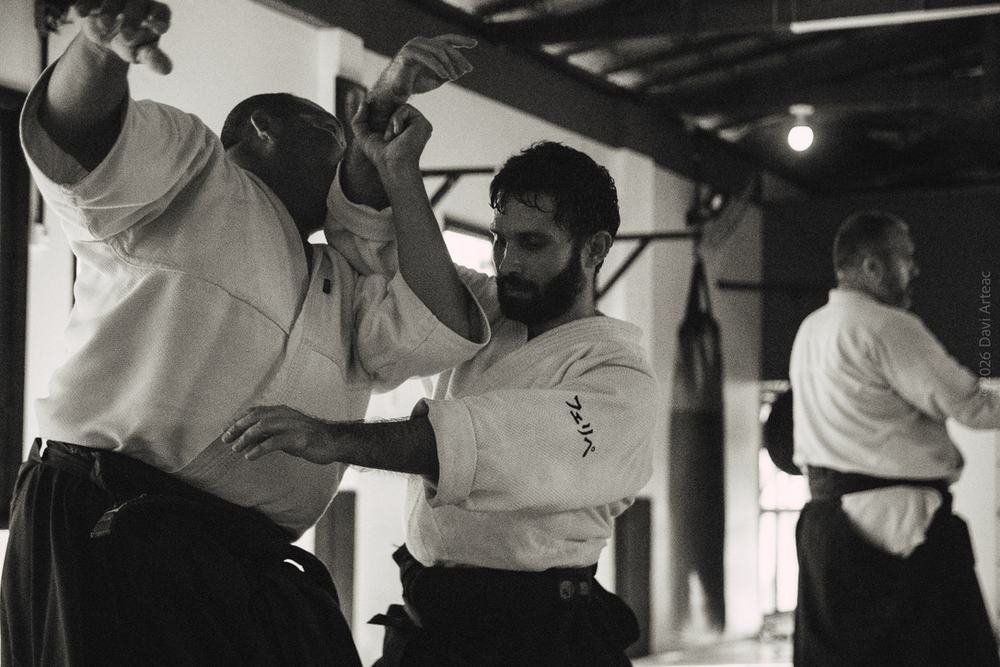 Sensei Felipe Alberto conduzindo uma técnica durante o treino
